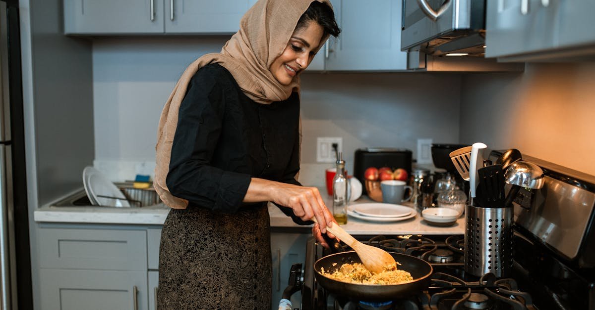 découvrez la recette du riz frit, un plat savoureux et facile à préparer, alliant légumes croquants, œufs et votre choix de protéines pour une explosion de saveurs garantie. idéal pour un repas rapide ou pour utiliser des restes de riz !