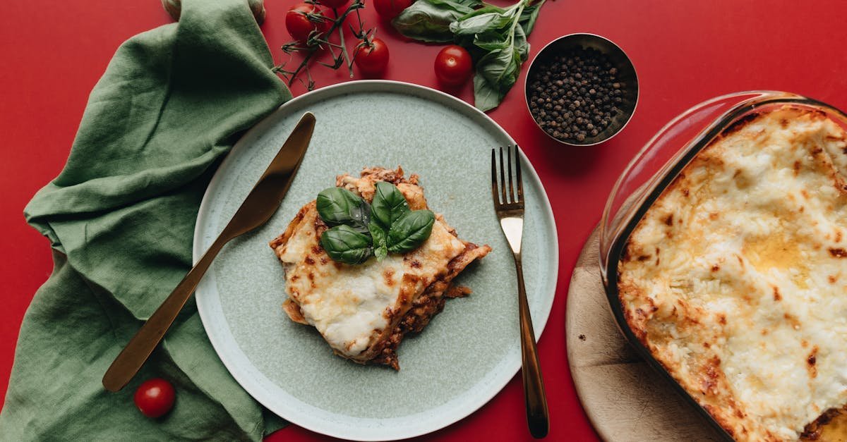 découvrez la recette irrésistible de lasagne : des couches délicates de pâtes, de viande savoureuse, de sauce tomate et de fromage fondant. un plat classique et réconfortant qui ravira vos convives à chaque bouchée. parfait pour les repas en famille ou entre amis !