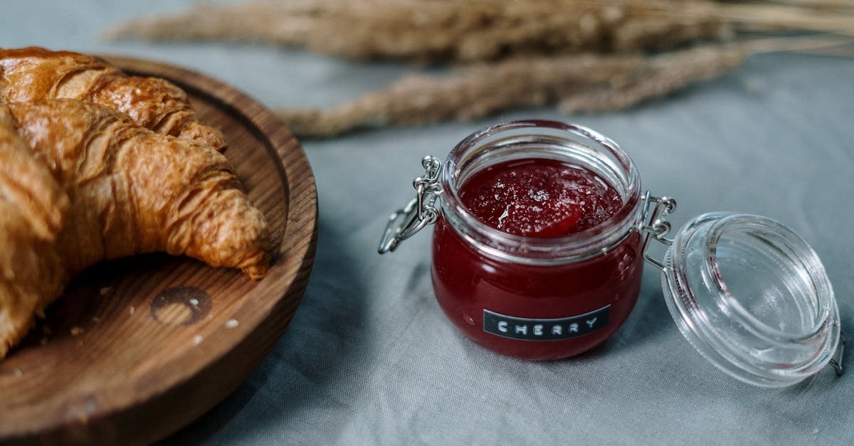découvrez la délicieuse gelée de coings, un condiment sucré et fruité qui transforme vos plats et desserts. apprenez à préparer cette recette facile à base de coings, idéale pour accompagner vos fromages ou tartines.