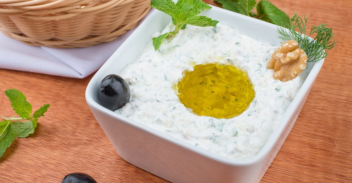 découvrez la recette authentique du tzatziki, une délicieuse sauce grecque à base de yaourt, concombre et ail. parfaite pour accompagner vos plats ou en apéritif, elle apportera une touche fraîche et savoureuse à vos repas.