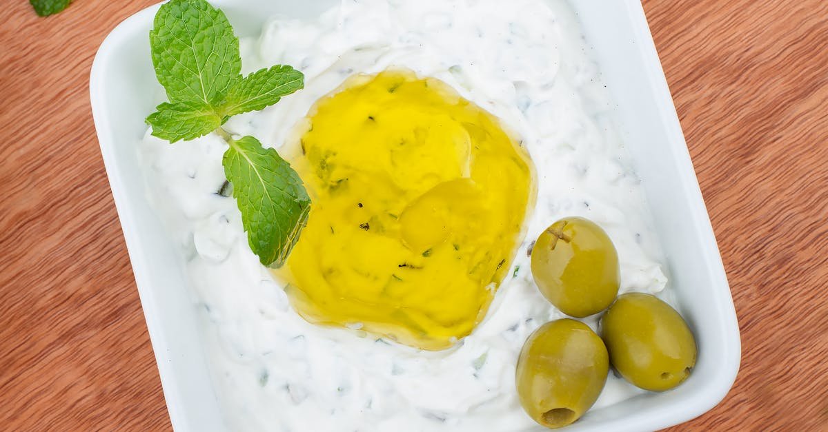 découvrez notre délicieuse recette de tzatziki, une sauce crémeuse et rafraîchissante à base de yaourt, concombre et ail, parfaite pour accompagner vos plats méditerranéens ou en tant qu'apéritif. idéale pour les chaudes journées d'été!