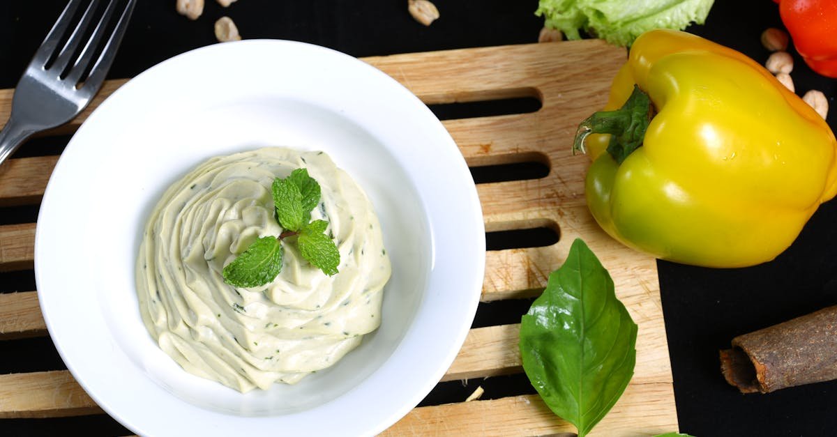 découvrez le tzatziki, une délicieuse sauce grecque à base de yaourt, concombre et ail. idéale comme accompagnement ou pour agrémenter vos plats, cette recette rafraîchissante est parfaite pour vos repas estivaux ou vos soirées tapas. éveillez vos papilles avec ce mélange savoureux et léger.